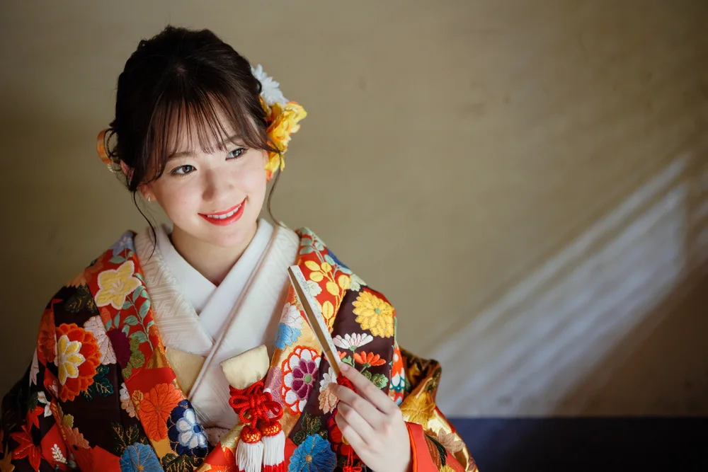 華やかな色打掛をまとった花嫁の、重ねた襟元と着姿