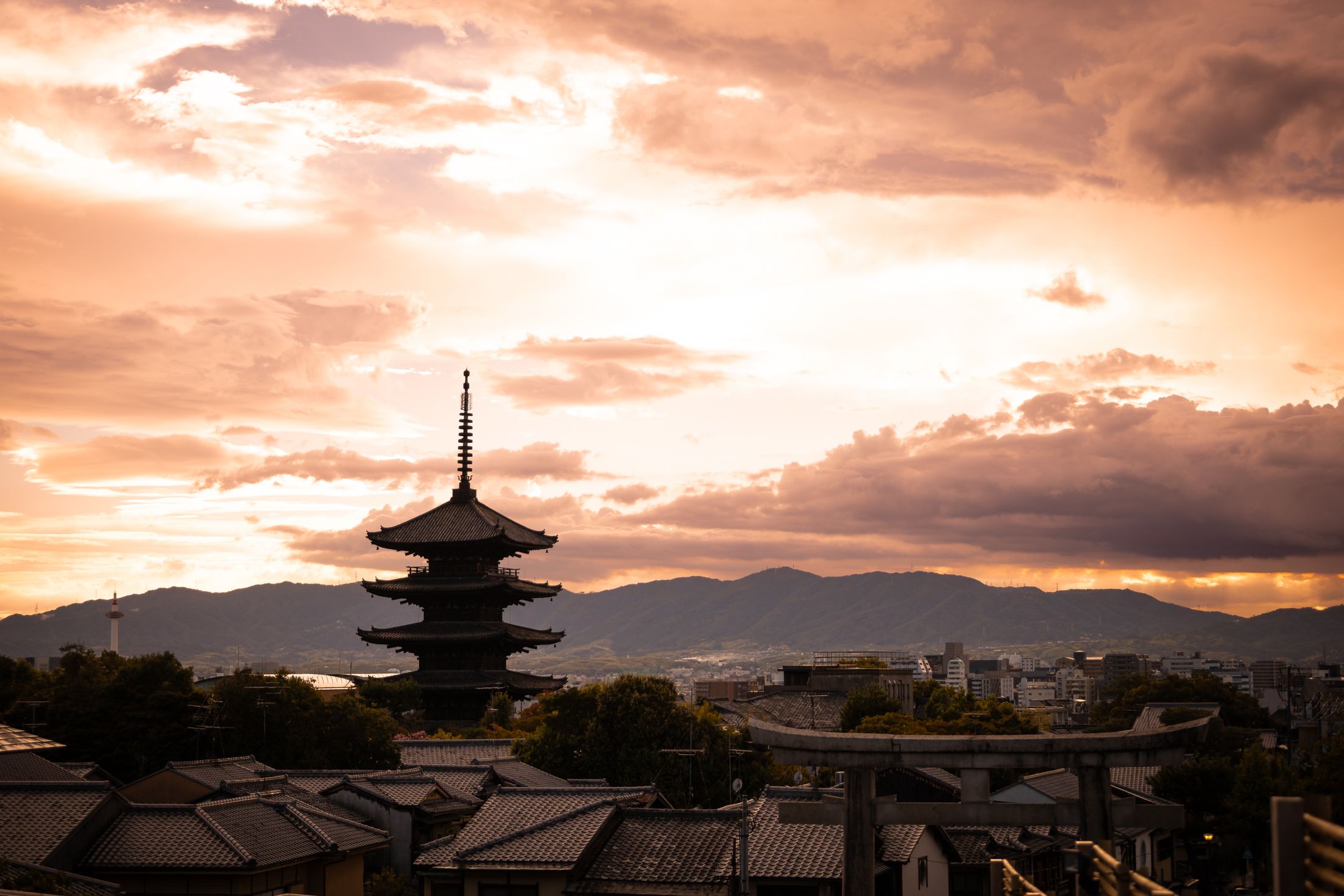夕焼けを背に八坂の塔と京都の街並みを見渡す風景