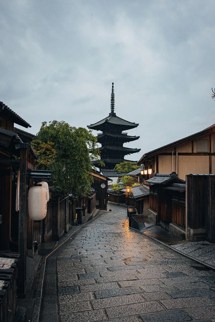 八坂の塔と石畳の街並み